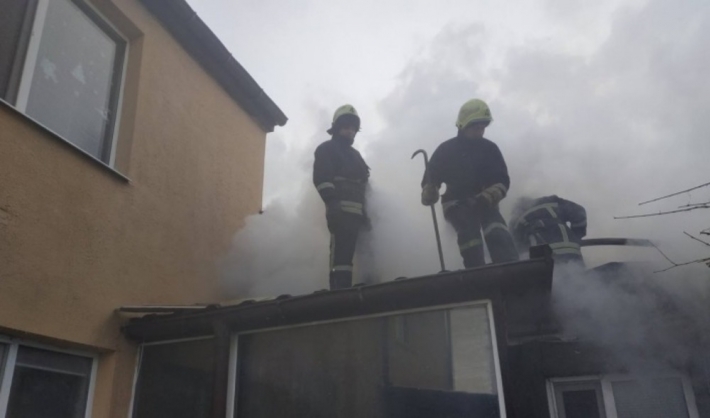 В Запорожье разгорелся масштабный пожар в частном доме (фото)