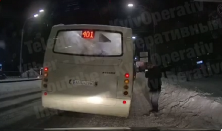 В Киеве из маршрутки выбросили пьяных пассажиров - момент 