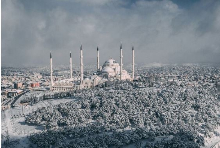 В Турции бушует мощный снегопад, из-за непогоды срочно закрыли школы: фото и видео