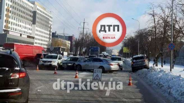 Под Киевом произошло масштабное ДТП с участием пяти авто: первые детали и фото с места
