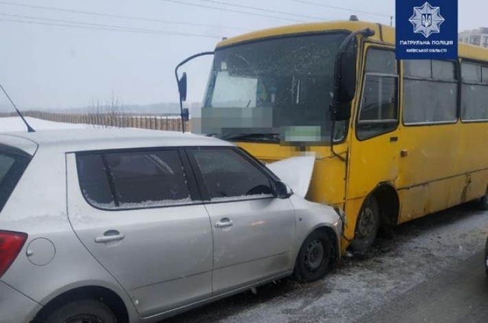 Под Киевом столкнулись легковой автомобиль и маршрутка: есть пострадавшие