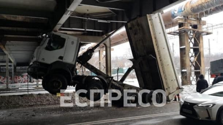 Вызвали даже БТР: появились новые детали и фото ЧП с "зависшим" на мосту самосвалом в Киеве