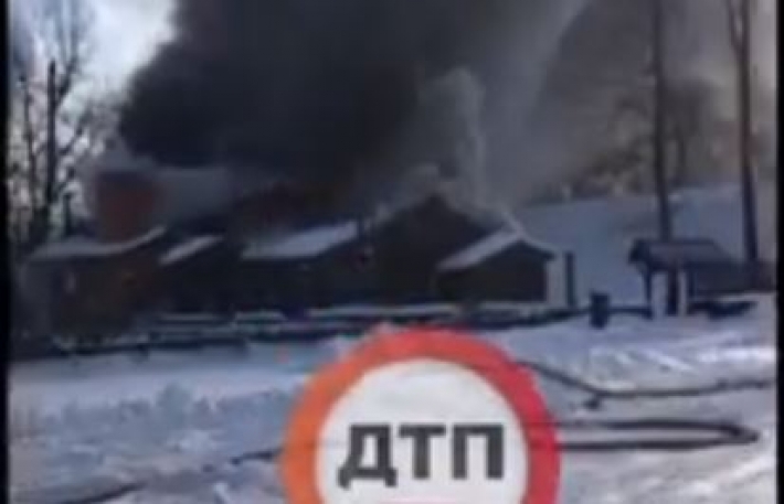 В Киеве вспыхнул масштабный пожар на территории парка, валит черный дым: видео