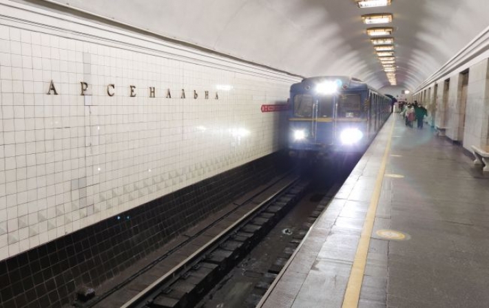 Новый скандал в метро Киева набирает обороты: "вандализм продолжается" (фото)