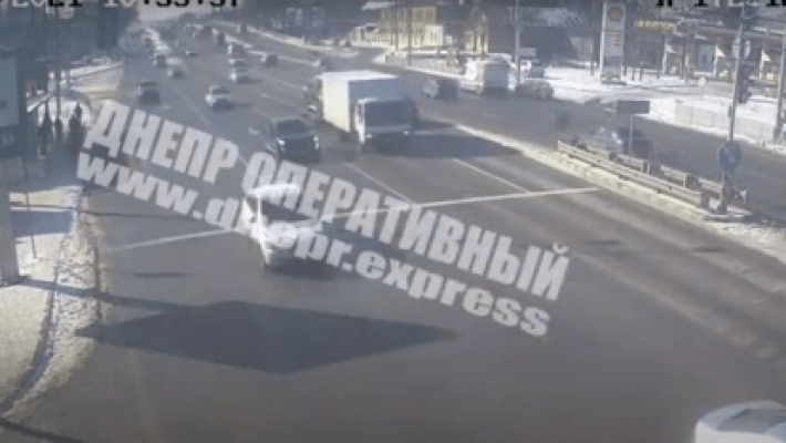 В Днепре на Слобожанском проспекте у Daewoo на ходу отлетело колесо и ударило встречный Seat: видео момента