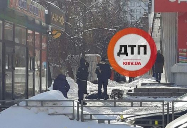 Поскользнулся и больше не встал: в Киеве мужчина погиб страшной смертью из-за непогоды, фото