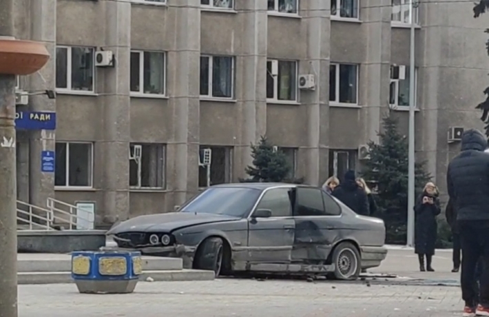 Стали известны подробности вчерашнего ДТП в Запорожье, когда водитель вылетел на клумбу к райадминистрации (видео)