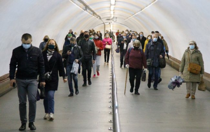 В метро Киева очередной коллапс: люди штурмуют одну из станций (видео)