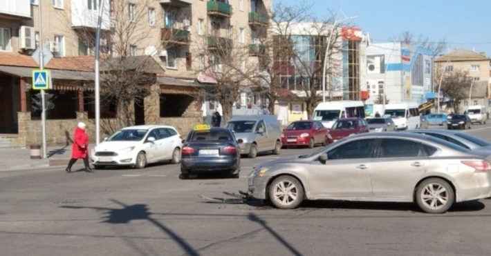 На центральном проспекте в Мелитополе из-за неработающих светофоров в ДТП попало такси (фото, видео)