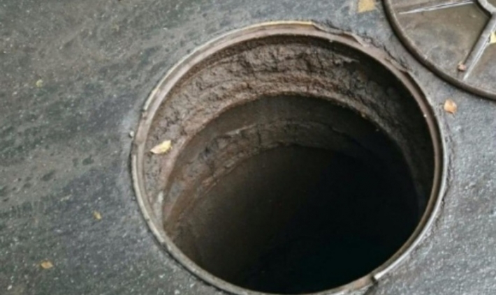 Жительница Мелитополя украла у соседей канализационный люк