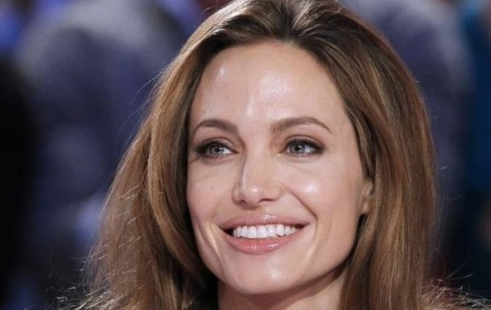 Анджелина Джоли очаровала ярким архивным фото