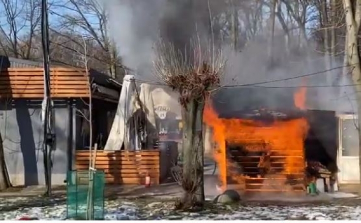 В Ужгороде мощный пожар охватил кафе, прогремел взрыв: первые детали и видео