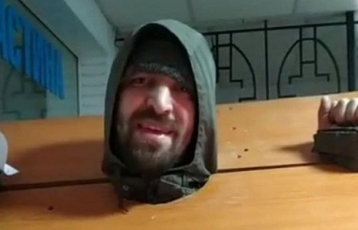 В Запорожье мужчина пришел в полицию в колодках (видео)