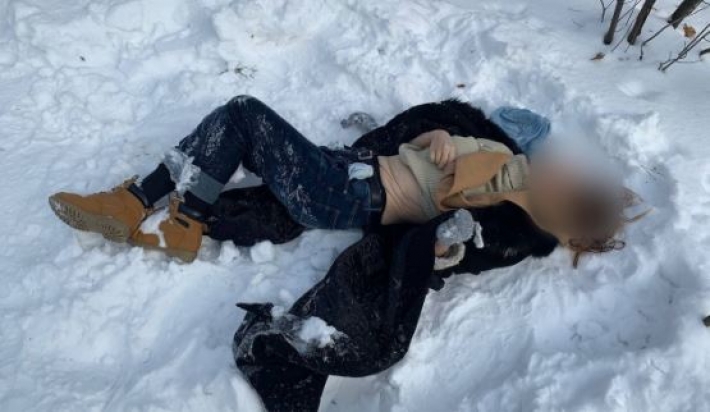 В Киеве загадочно погибла девушка - нашли мертвой на снегу в парке: фото 18+