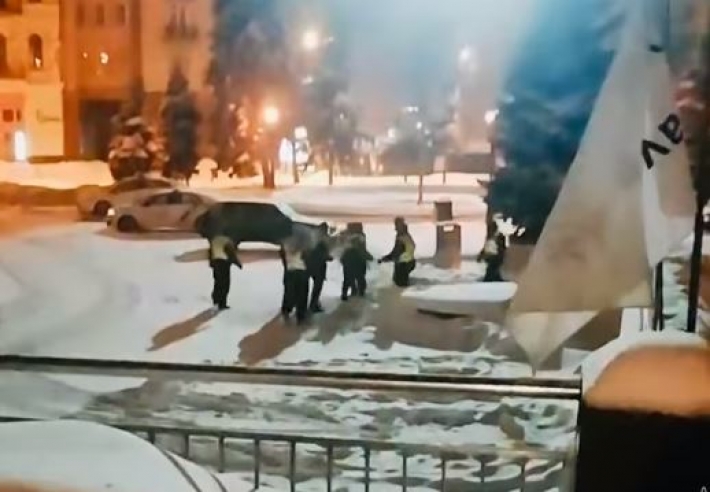 В центре Киева бойцы Нацгвардии устроили драку - били руками и ногами: видео