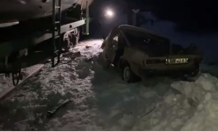 В Киеве грузовой поезд на скорости раздавил авто с людьми: детали трагедии и видео с места