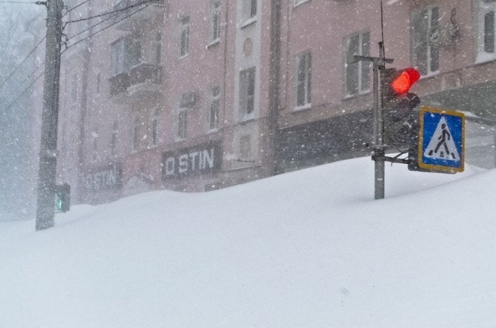 "Как нам выйти?": в России дома засыпало снегом по крыши, люди роют тоннели, видео