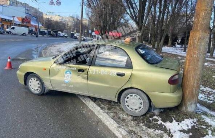 В Днепре ученик автошколы на автомобиле Daewoo врезался в КамАЗ: поиск свидетелей