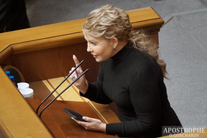 Высокие каблуки и яркая юбка: Тимошенко засветила в Раде новый лук, эксклюзивные фото