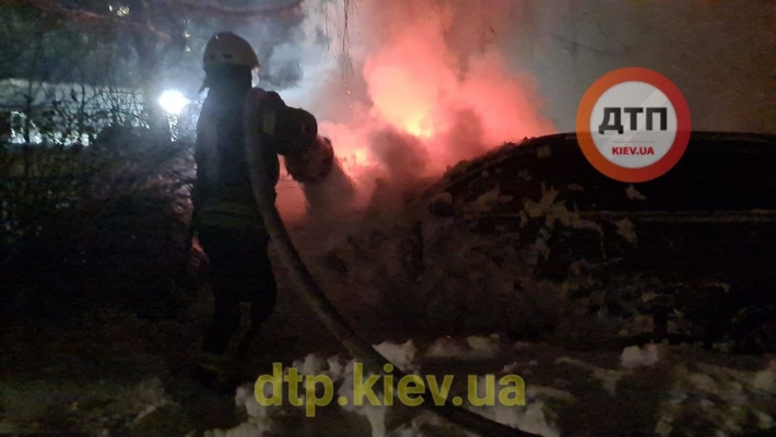 В Киеве подожгли авто известного журналиста - преступников было двое: фото