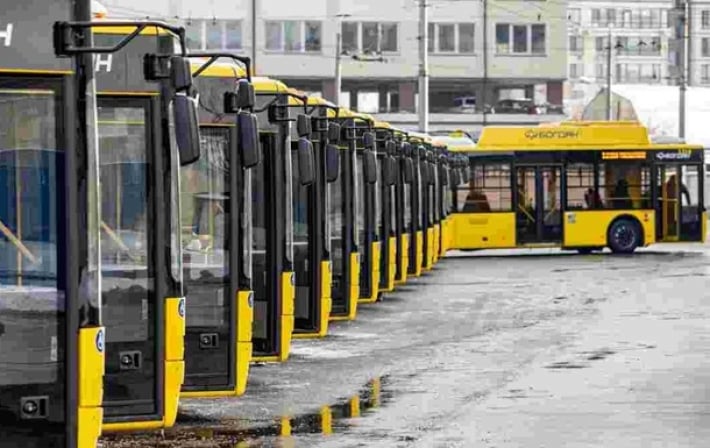 В Киеве пассажирам пришлось толкать троллейбус (видео)
