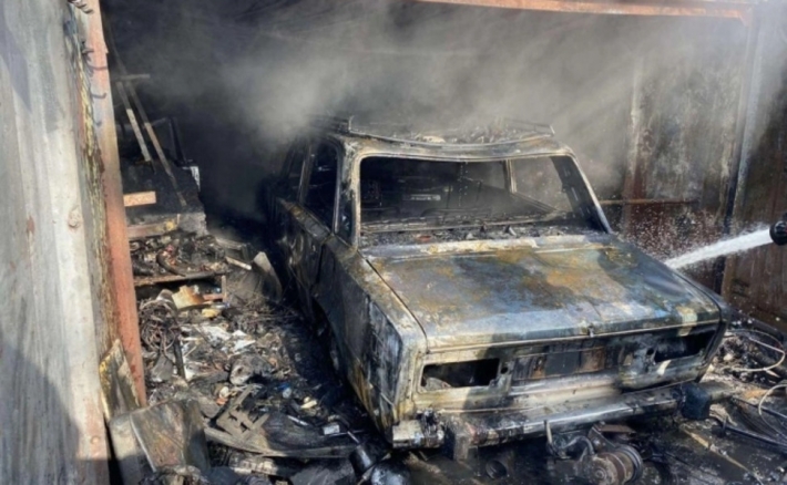 В Запорожье сгорел гараж с автомобилем: пострадал мужчина (фото)