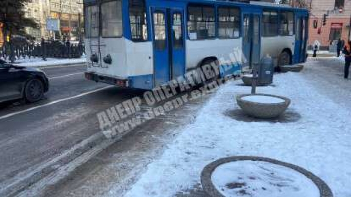 В Днепре на Яворницкого на скользкой дороге занесло троллейбус: видео момента