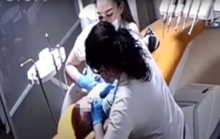 Против стоматолога из Ровно открыли пять дел за избиение детей
