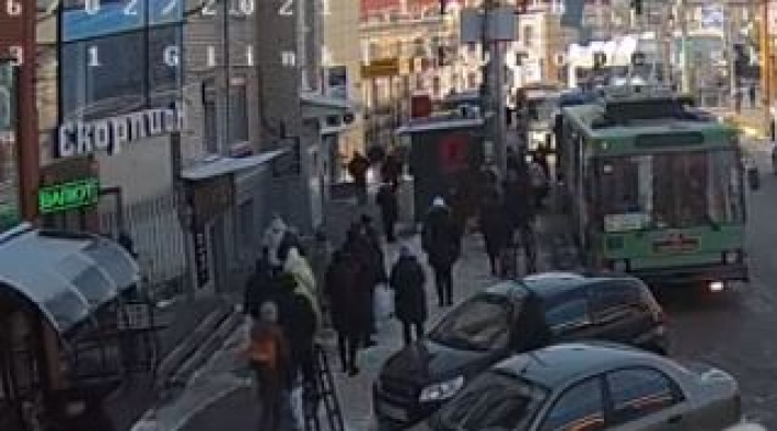 В центре Днепра мужчина залез в чужой автомобиль и украл деньги: видео момента