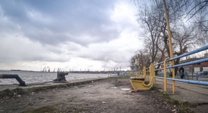 В Запорожском порту рухнул кран (фото)