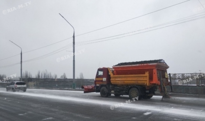 В Мелитополе с 14.00 коммунальщики приступили к посыпке дорог (видео)