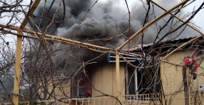 В Запорожской области тушили серьезный пожар в частном доме