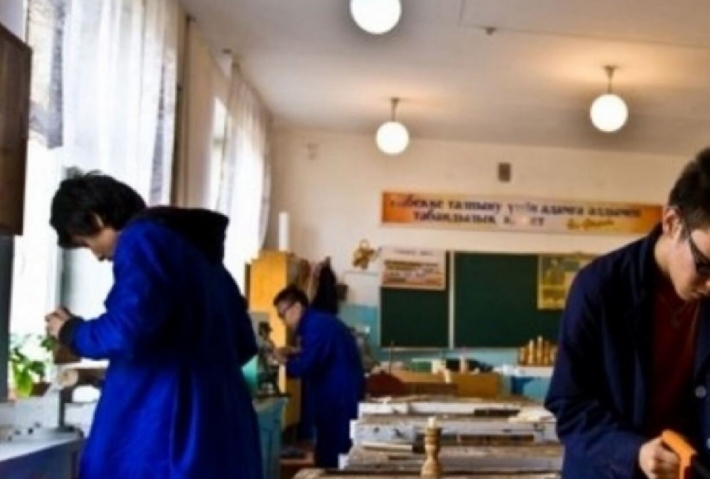 В украинской школе мальчиков заставляют возиться с выкройкой - сам Кристиан Диор такого не видел: 