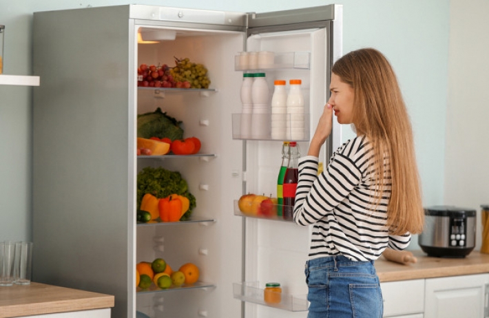 Как газета поможет избавиться от запаха в холодильнике 