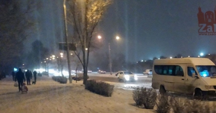 В Запорожье произошло ДТП с маршрутным такси (фото)