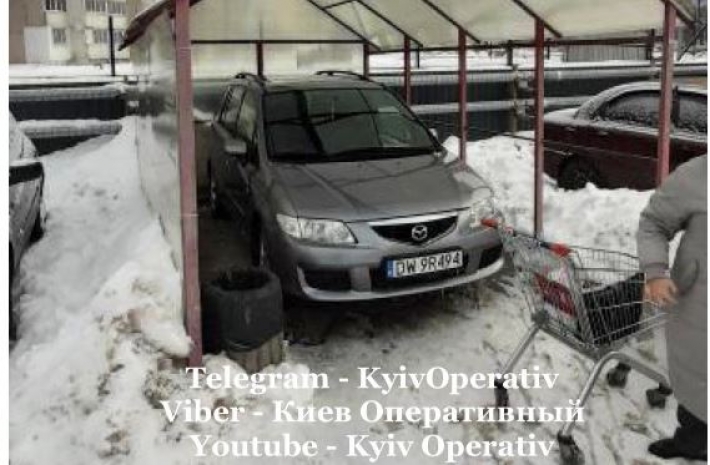 В Киеве водитель отметился "феерической" парковкой - решил перехитрить всех: фото
