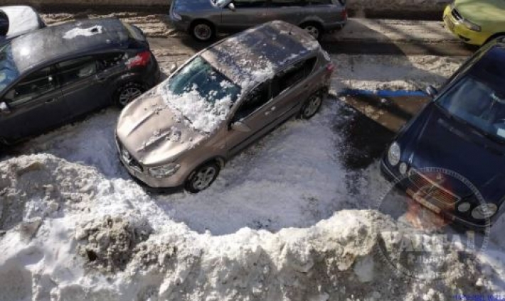 Во Львове из-за оттепели пострадали три автомобиля, фото и видео