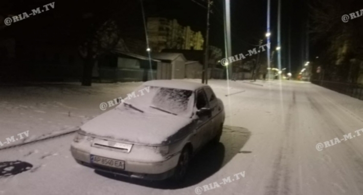 В Мелитополе автовладелец бросил машину посреди проезжей части и ушел спать