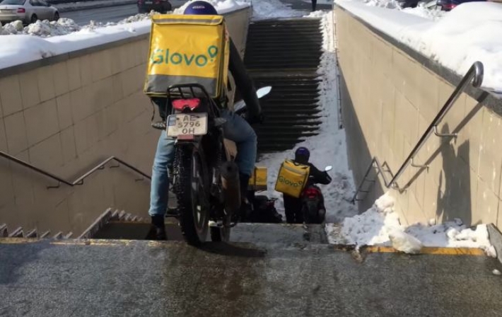 В Киеве курьеры Glovo возмутили сеть ездой по подземным переходам на мопедах (видео)