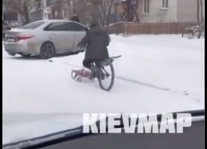 В Киеве изобрели зимний велосипед: поездка на "гибридном" транспорте попала на видео