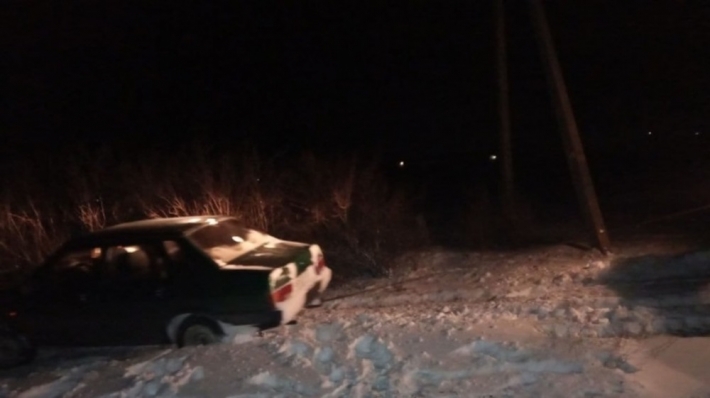 В Приазовском районе ночью автомобиль с пассажирами вылетел в кювет