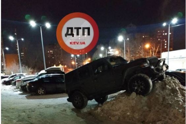 В Киеве водитель отличился необычной парковкой - поставил авто 