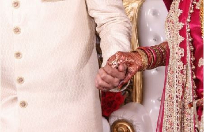 Невеста сбежала со свадьбы и жениха тут же женили на ее 15-летней сестре — в дело вмешалась полиция