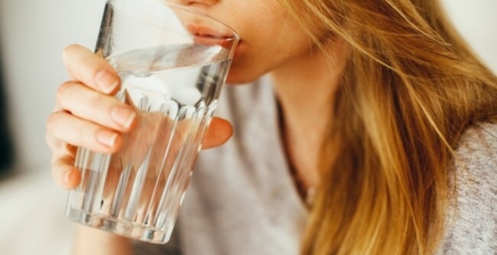 Диетолог рассказал, как правильно пить воду, чтобы худеть