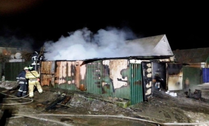Ночью в Запорожской области сгорел гараж вместе с автомобилем
