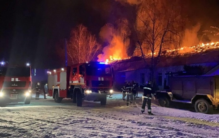На Харьковщине пожар на производстве тушили с помощью поезда (фото)