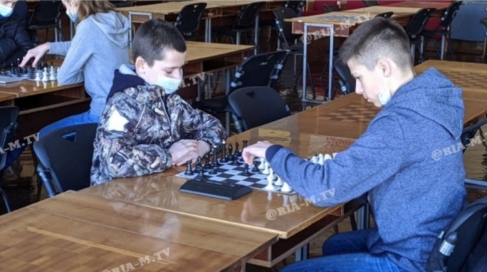 Победителю вручат именной кубок - в Мелитополе стартовал шахматный турнир