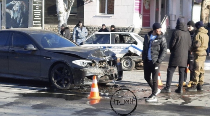 В Мелитополе произошло серьезное ДТП с участием спецавтомобиля охраны (фото, видео)