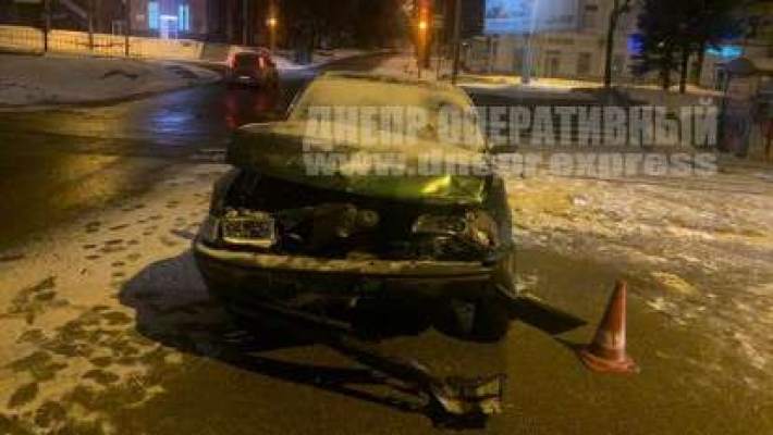 В Днепре на Святослава Хороброго Ford на скорости врезался в Opel: пострадал мужчина (Видео момента ДТП)
