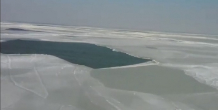 Покрытый льдом Молочный лиман показали с высоты птичьего полета (видео)